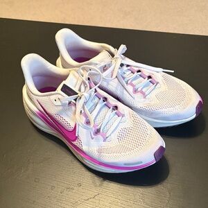 Nike Women's White and Pink Performance Running Sneakers - Size 8 (Big Kids 6.5)